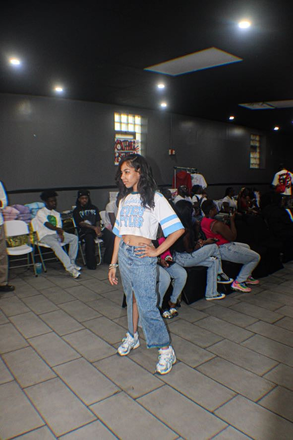 PRETTY GIRLS WEAR SEVEN STYLES