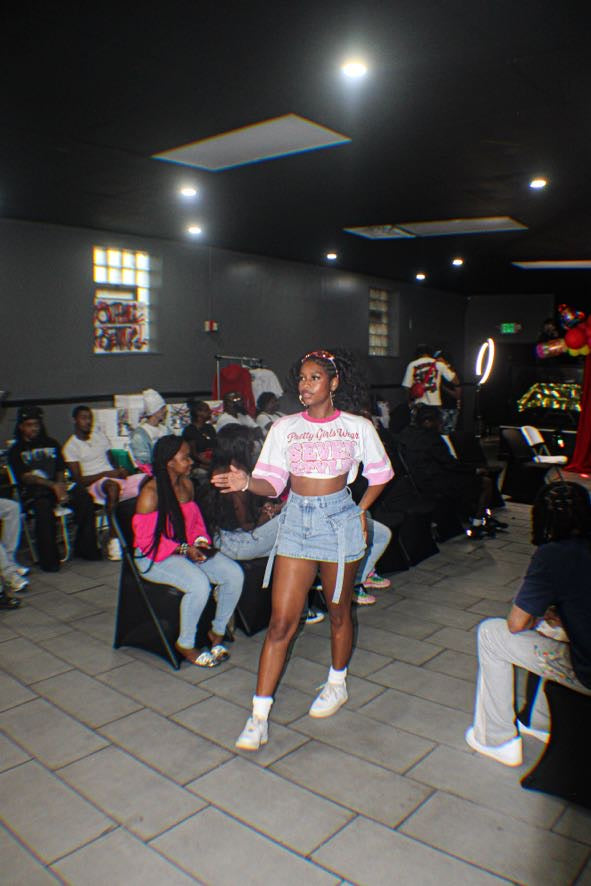 PRETTY GIRLS WEAR SEVEN STYLES